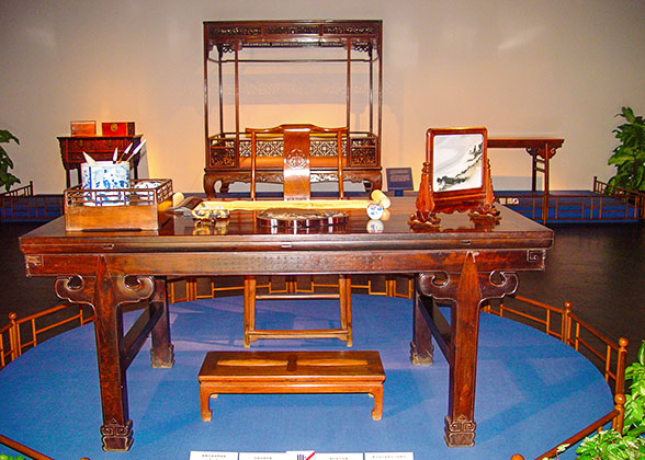 Desk, Ming Dynasty, Shanghai Museum 